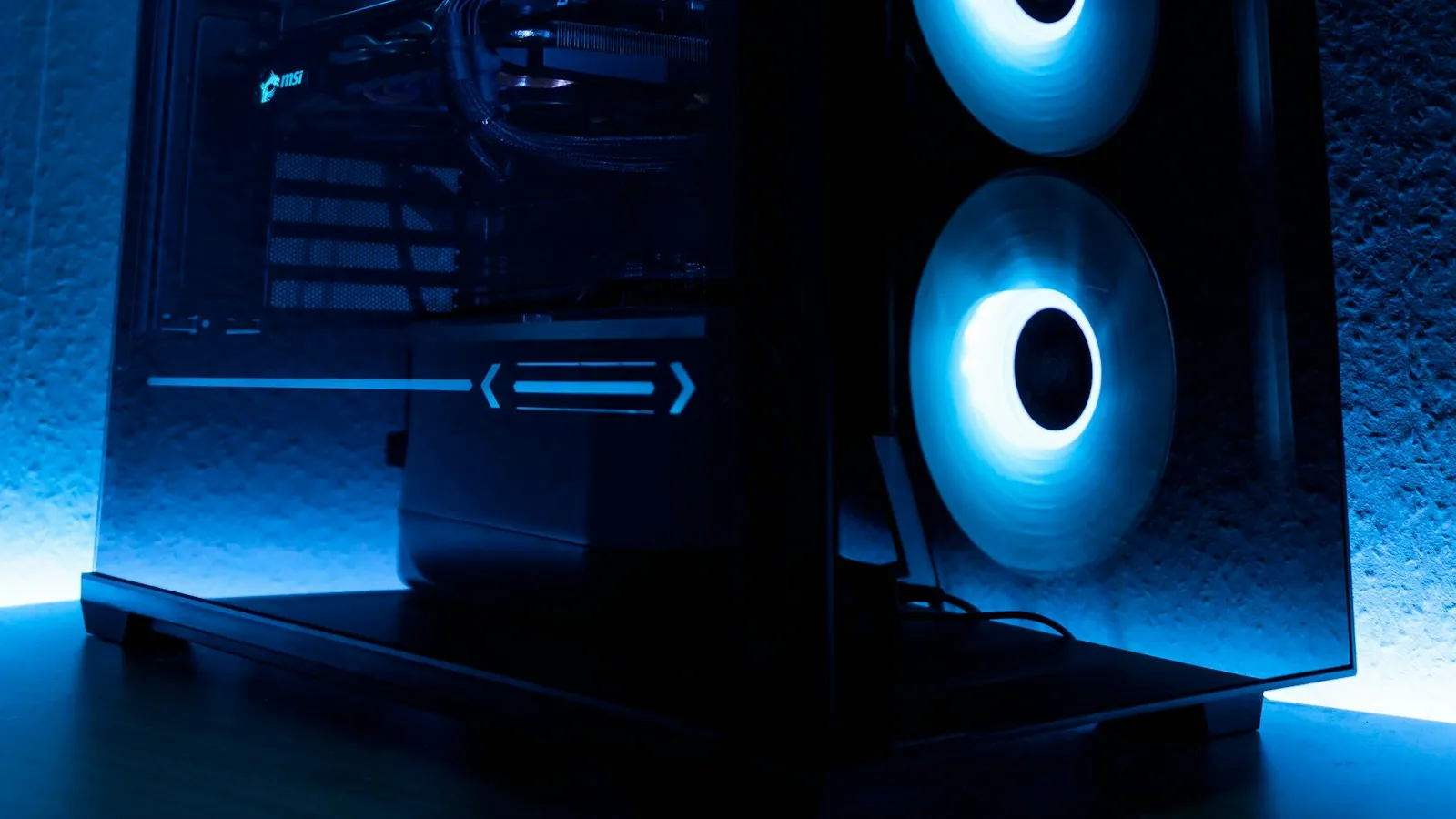 Interior de un gabinete de computadora armado.