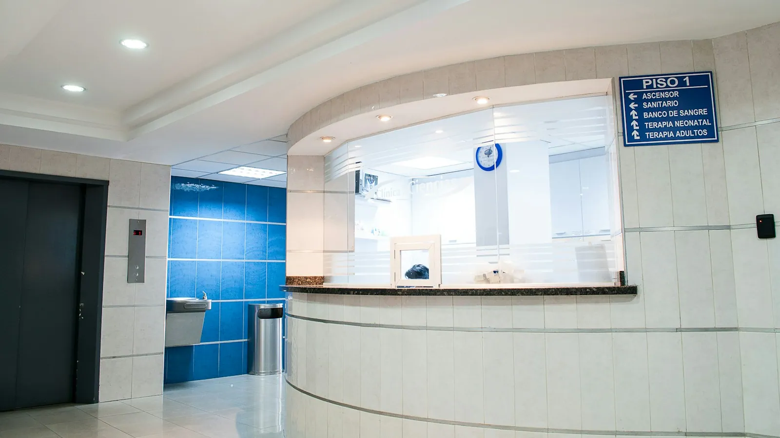 Mostrador de recepción de un centro de salud.