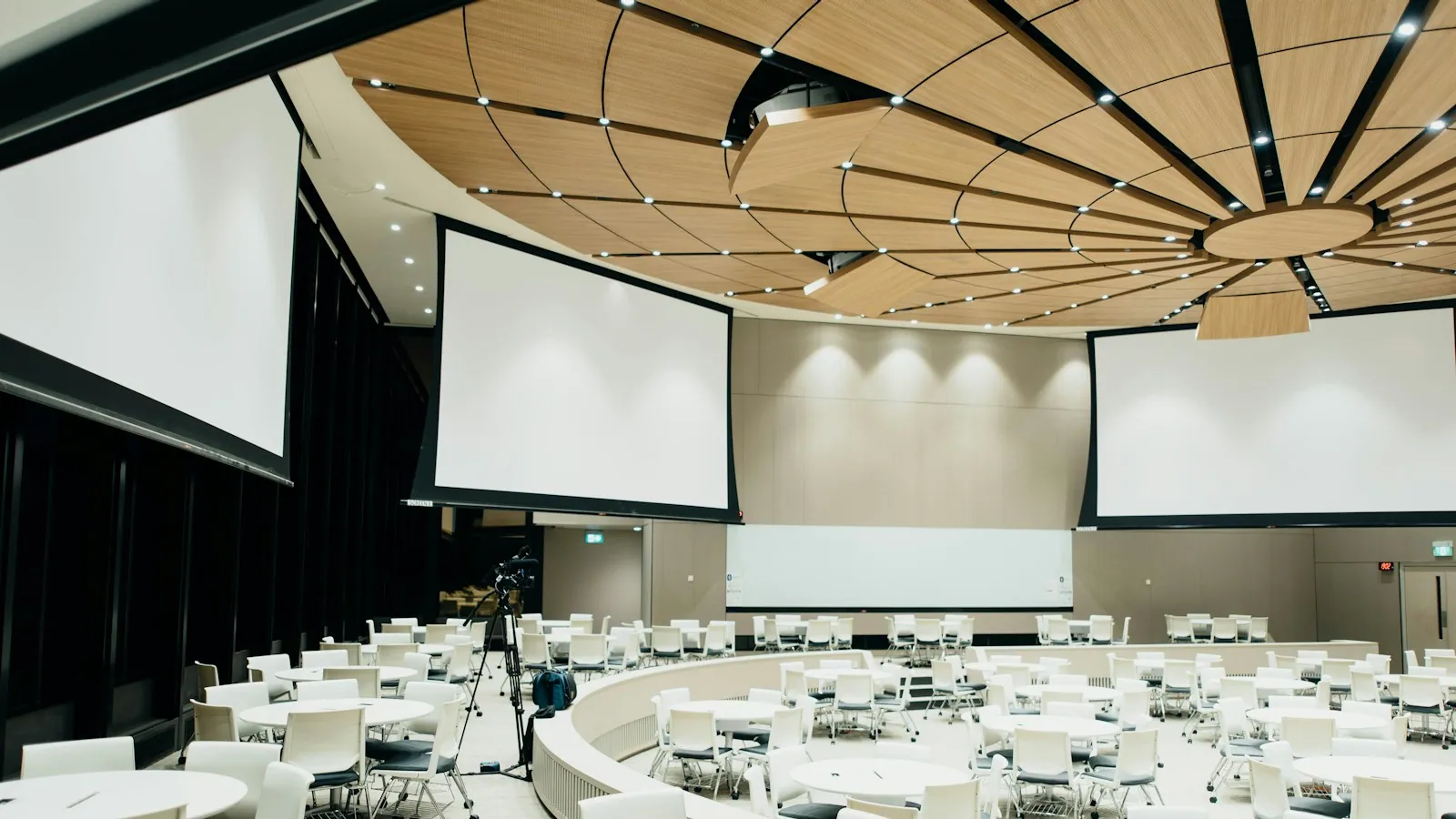 Salón preparado para un acto institucional.