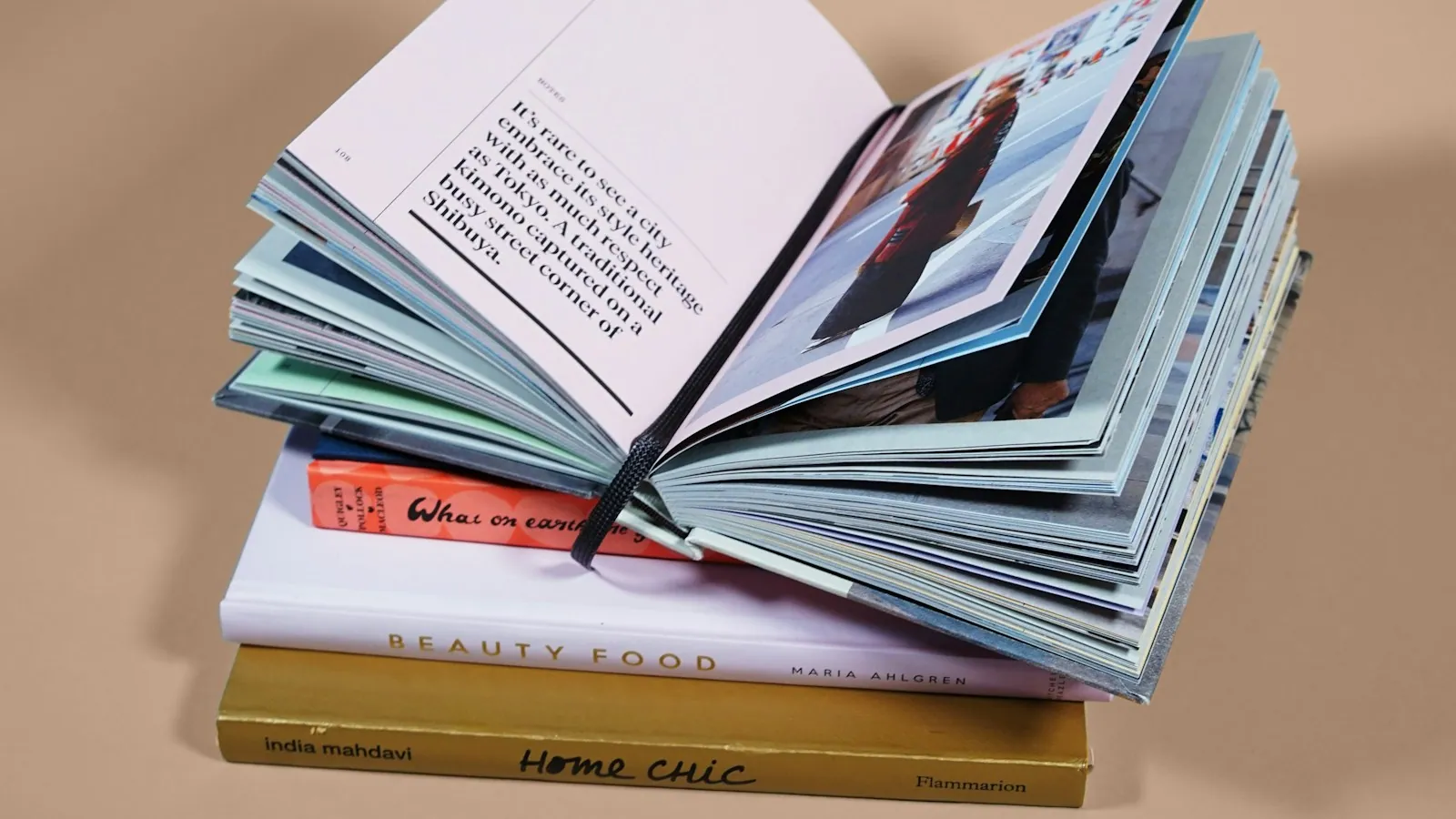 Libro abierto sobre una mesa.