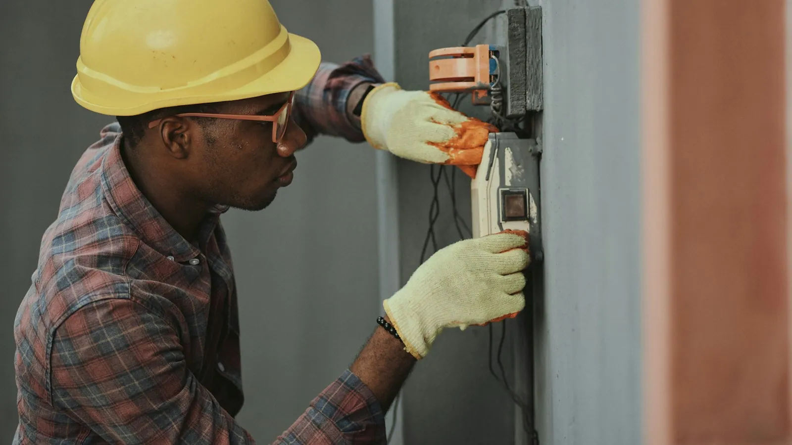Técnico instalando un equipo sobre una pared.