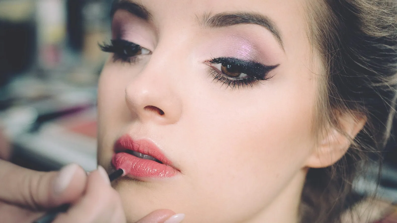 Aplicación de maquillaje sobre el rostro.