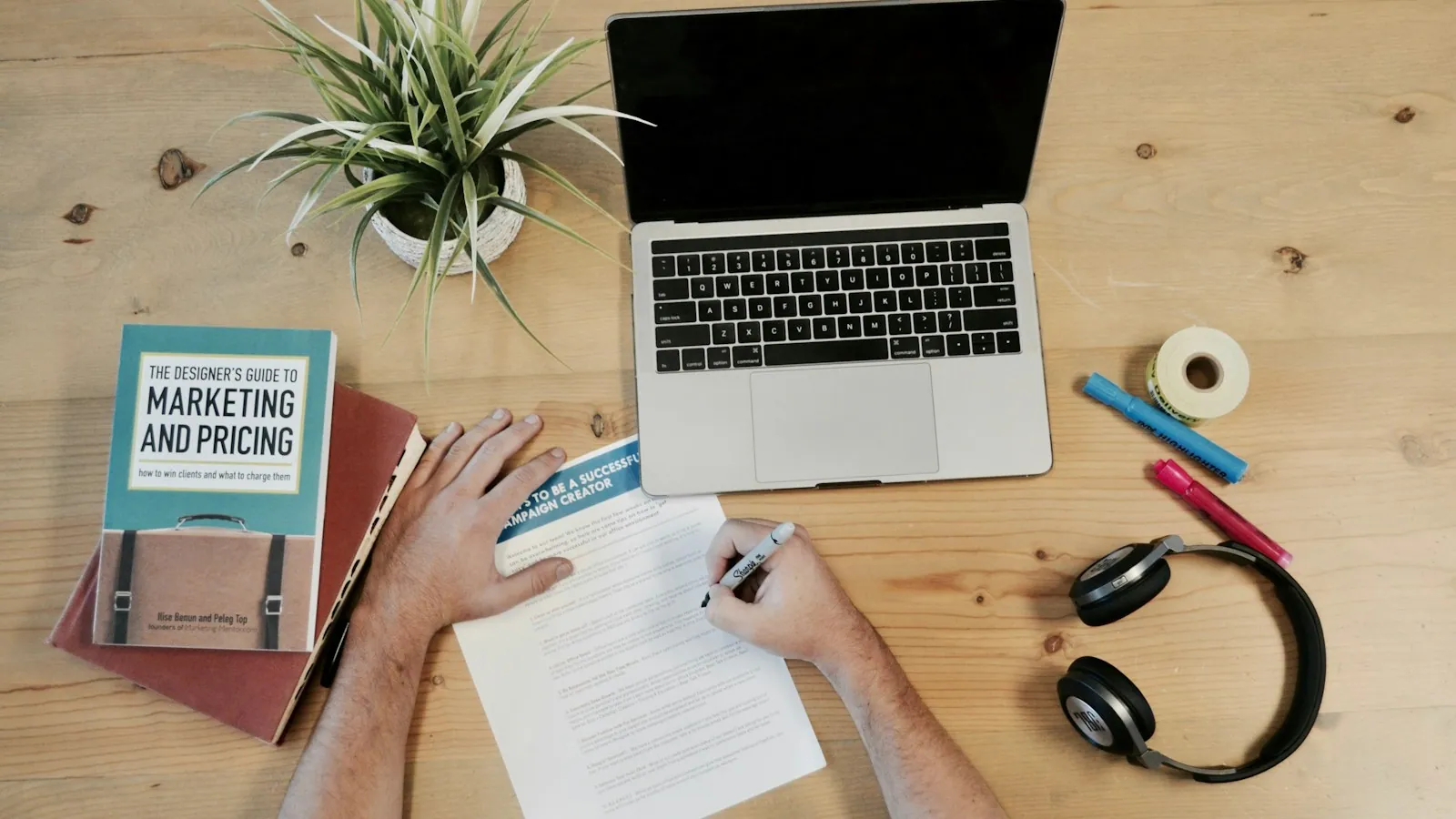 Escritorio de trabajo con material de marketing.