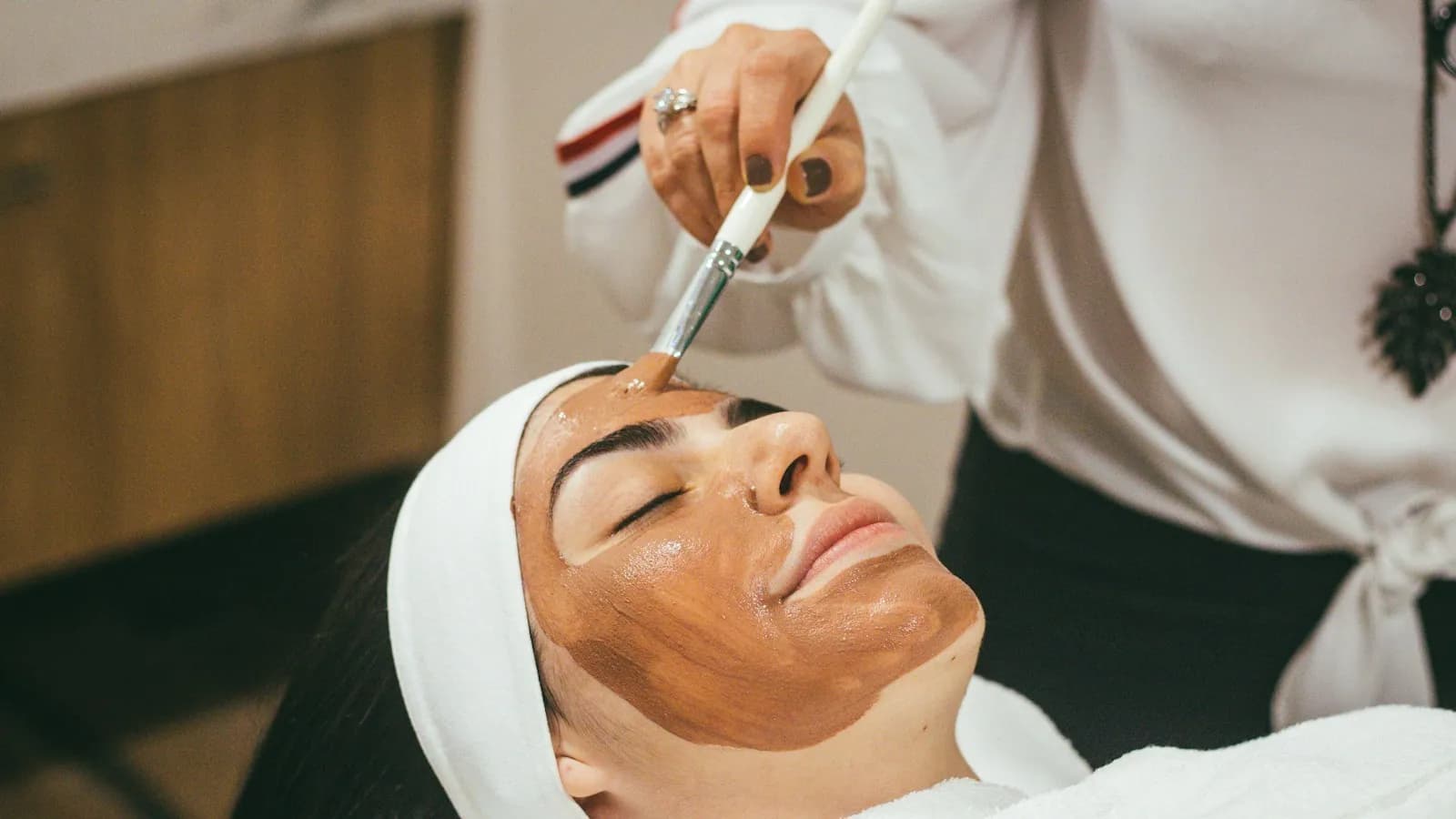 Tratamiento facial en un gabinete de estética.