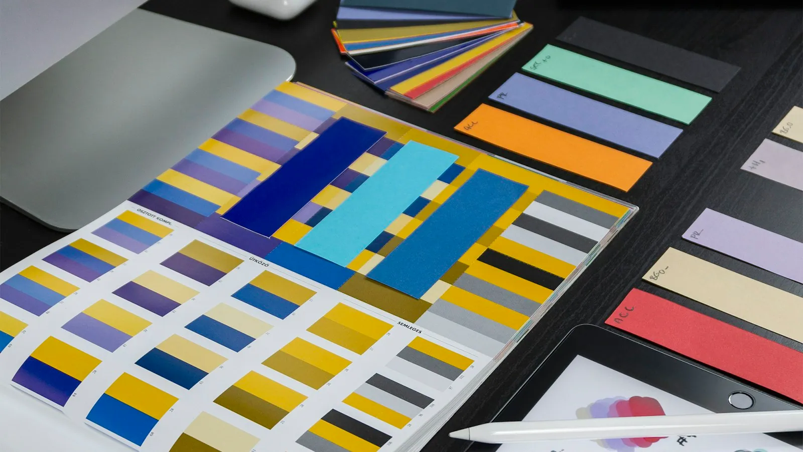 Muestras de color sobre una mesa de diseño.