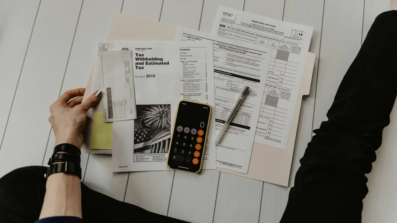Formularios impositivos junto a una calculadora.