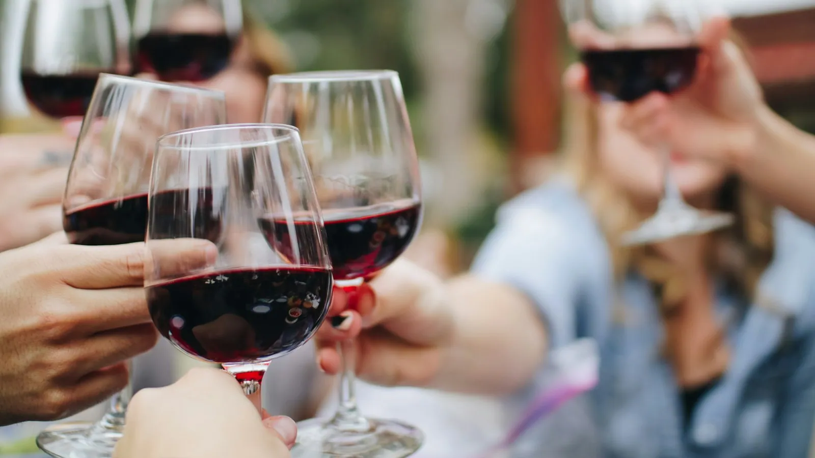 Copas de vino tinto en un brindis.