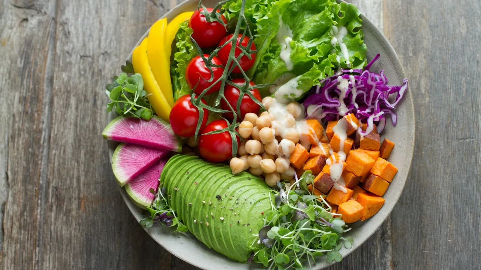 Bowl con vegetales frescos y palta.