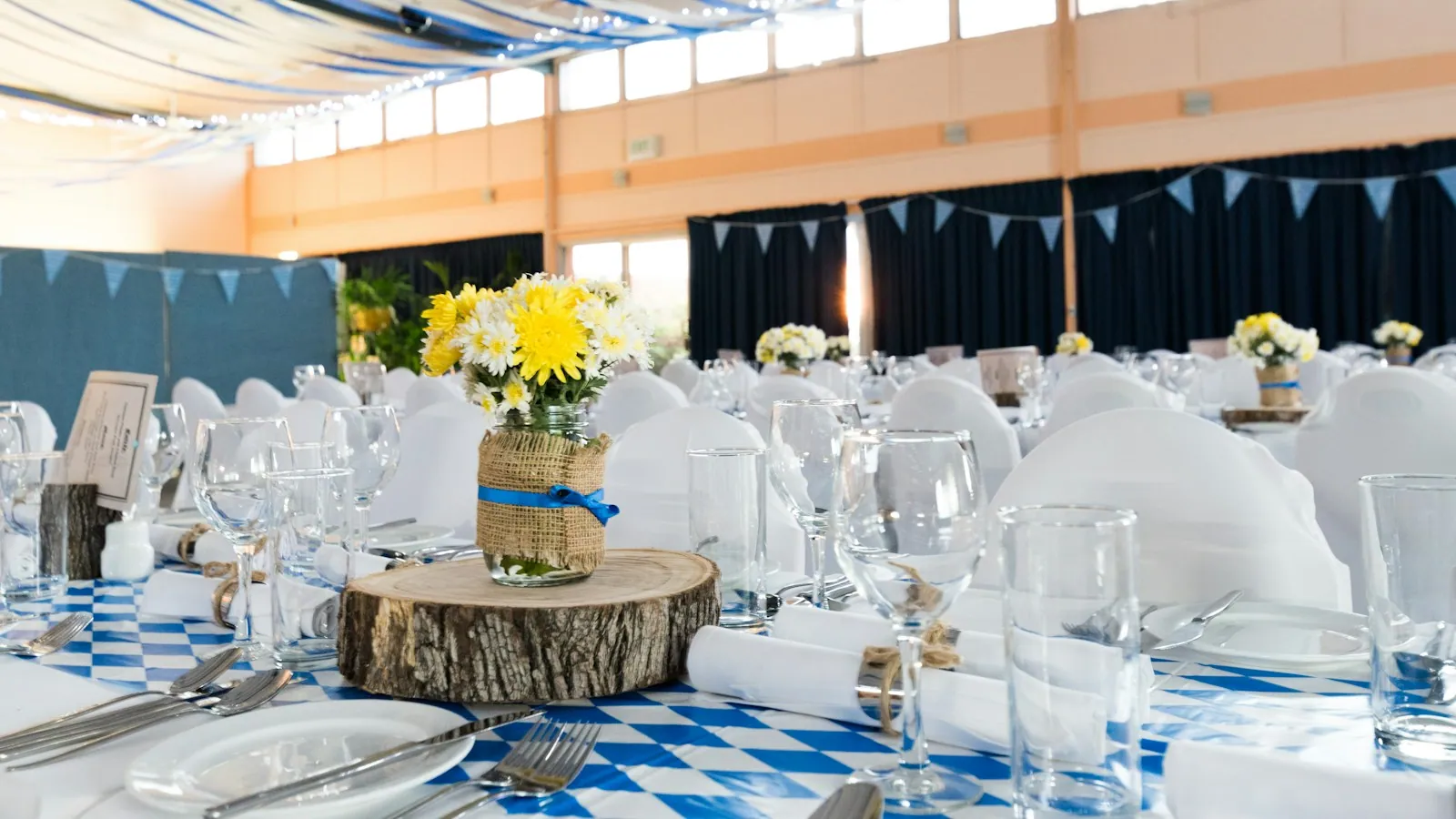 Mesa de evento social decorada con flores y velas.