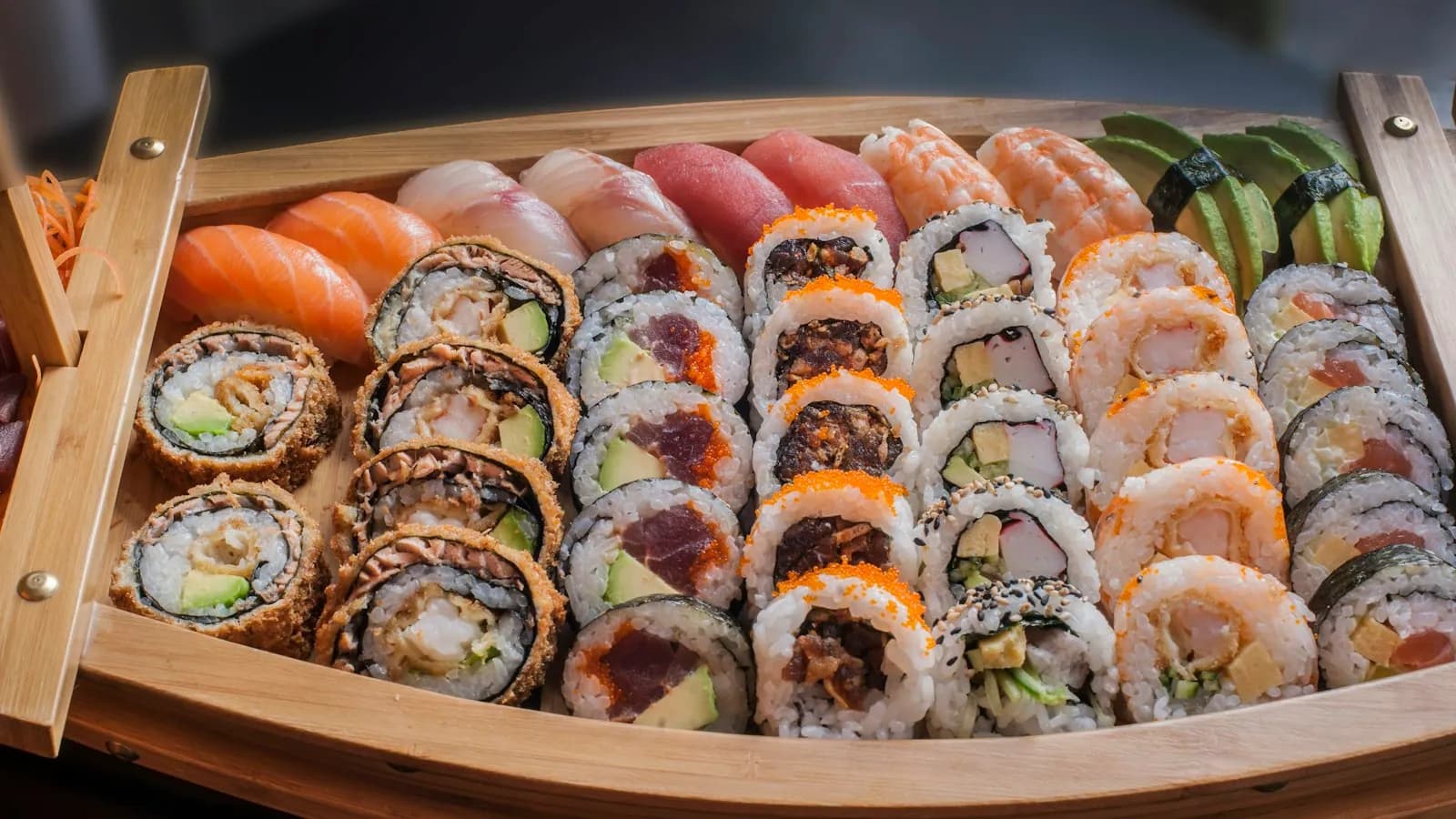 Barco de sushi con piezas variadas.